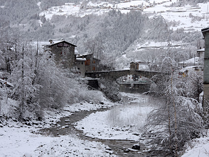 Ultimi sussulti dell'inverno a Bormio. Sullo sfondo, in alto, il villaggio di Oga [by Fernando TEST]