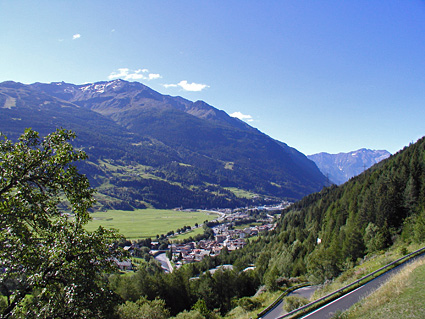 Bella panoramica su s.Lucia e parte della Valdisotto dalla strada panoramica che sale a Oga (località Doss)