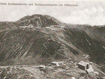 Veduta del 1910 sul Passo dello Stelvio, quando l'area era ancora parte dell'Impero austro-ungarico. Sollo sfondo la sommita del Dreisprachenspitze (il pizzo delle tre lingue: -tedesco, italiano e rumantch-) [by LaSi]