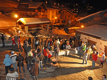 Rinfresco (!)-aperitivo in attesa della fiaccolata che scende da Sot-al-Mot fino in paese (31-12-2010)