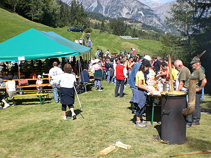 Fatta la CAMMINATA, una bella MANGIATA! Un grazie ai soliti Alpini!