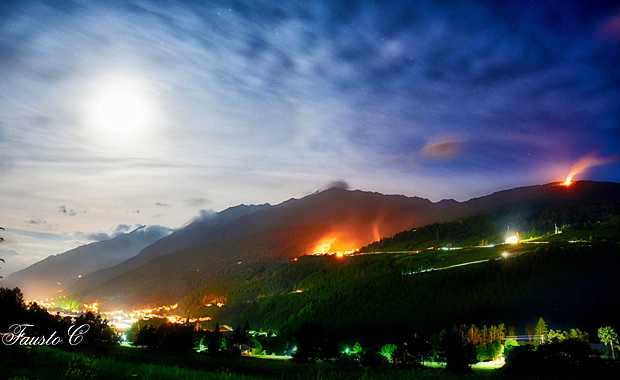 Veduta suggestiva de 'li Flama de san Lorenz' sulle pendici del s.Colombano di Oga -9agosto2019- [ph.Fausto COMPAGNONI - thanks!]