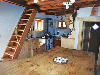 Cucina e soggiorno, con scala per salire in "cambra"
