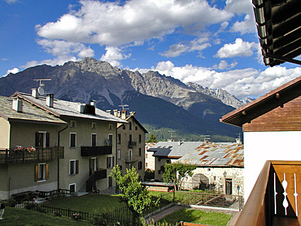 Veduta su La Roca e sulla Reit dal balcone dal Monolocale della Baita Rutìc