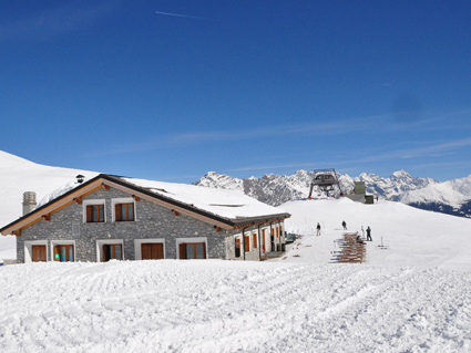 Skiarea del s.Colombano. Veduta sul Ristoro, l'arrivo della seggiovia e sulle vette dell'Ortles-Gran Zebrù