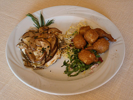Un piatto della gastronomia valtellinese: tortino ai funghi porcini e gli immancabili sciatt