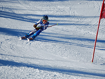 Un giovanissimo atleta impegnato nello Slalom gigante del 30 gennaio 2011