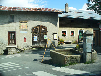 La "plaza" di Oga con la fontana dalle due vasche scavate nel granito [by Zam]